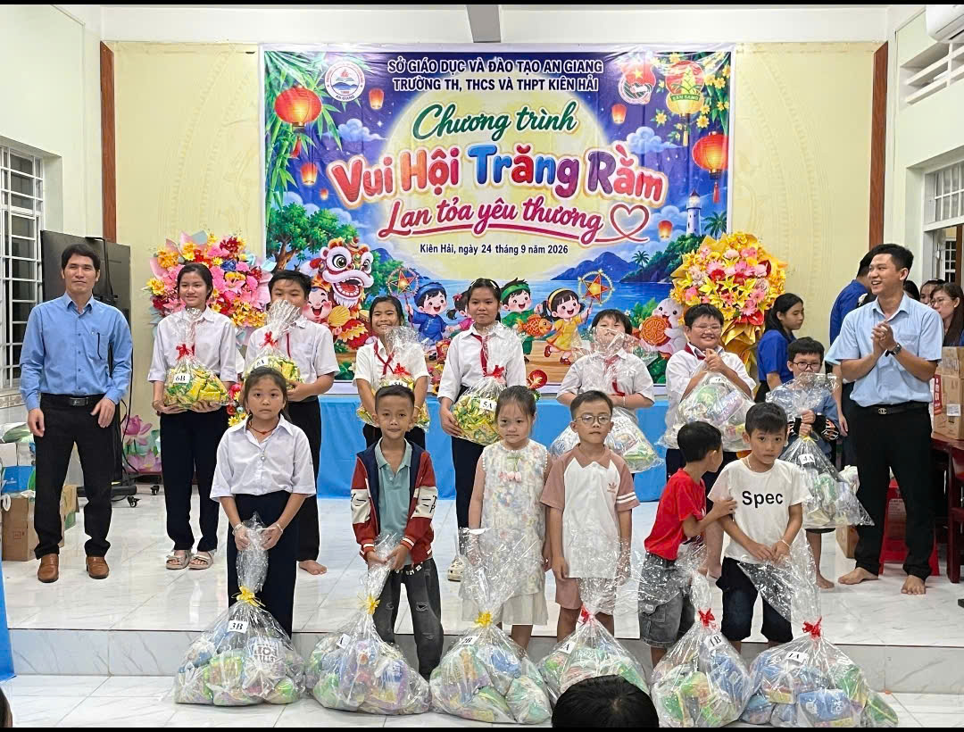 An Giang: Vui hội Trăng rằm – Lan tỏa yêu thương giữa biển khơi