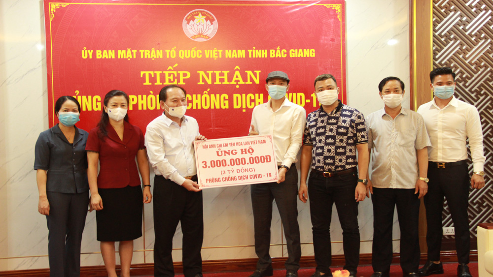 Đồng chí Lê Thị Thu Hồng, Phó Bí thư Thường trực Tỉnh ủy Bắc Giang và các đồng chí lãnh đạo Ủy ban MTTQ tỉnh tiếp nhận 3 tỷ đồng do Hội anh chị em yêu hoa lan Việt Nam ủng hộ. Đồng chí Lê Thị Thu Hồng, Phó Bí thư Thường trực Tỉnh ủy Bắc Giang và các đồng chí lãnh đạo Ủy ban MTTQ tỉnh tiếp nhận 3 tỷ đồng do Hội anh chị em yêu hoa lan Việt Nam ủng hộ.
