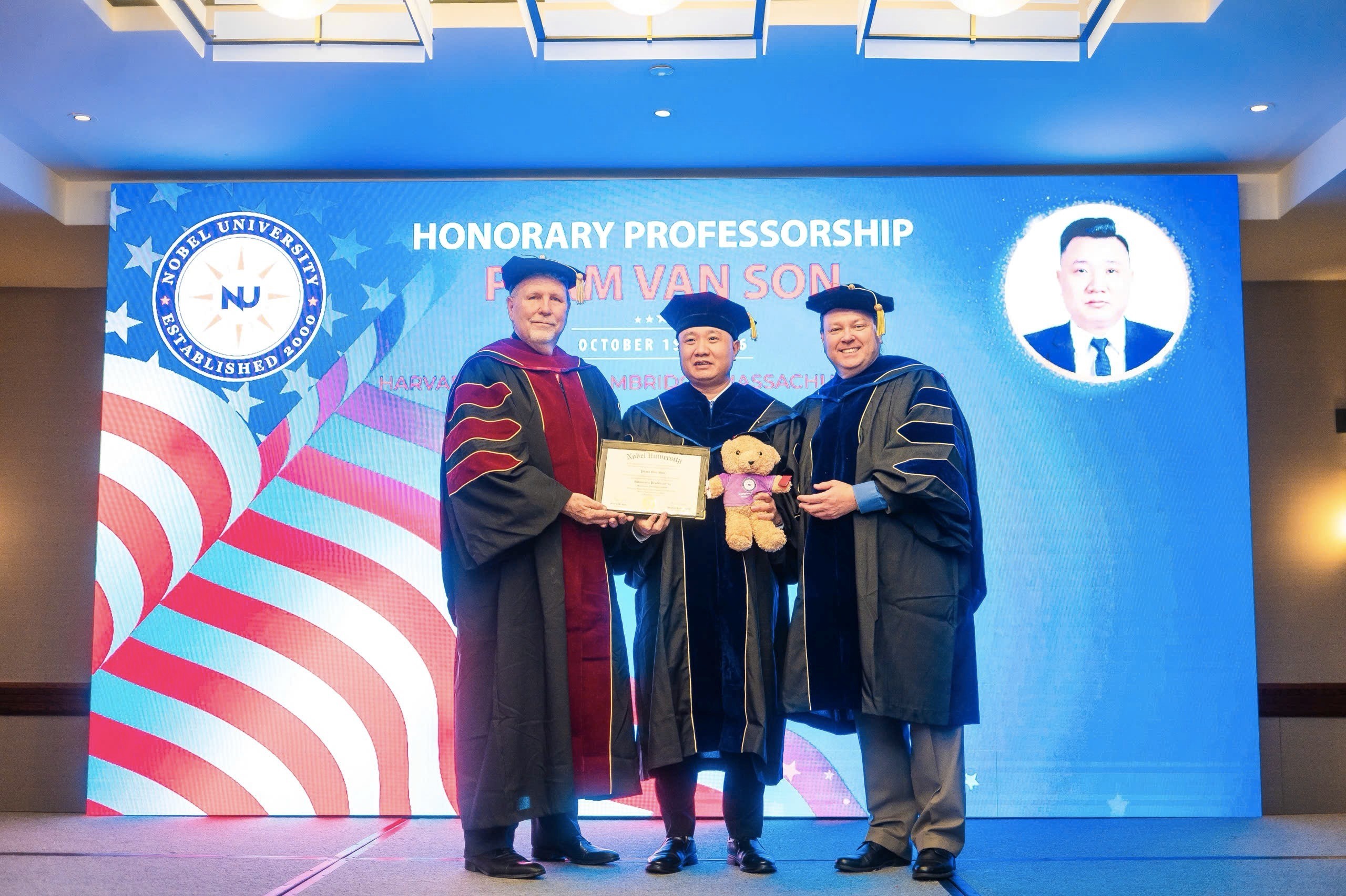 Doanh nhân Phạm Văn Sơn được Nobel University (Hoa Kỳ) trao tặng danh hiệu Giáo sư Danh dự ngành Quản trị Kinh doanh